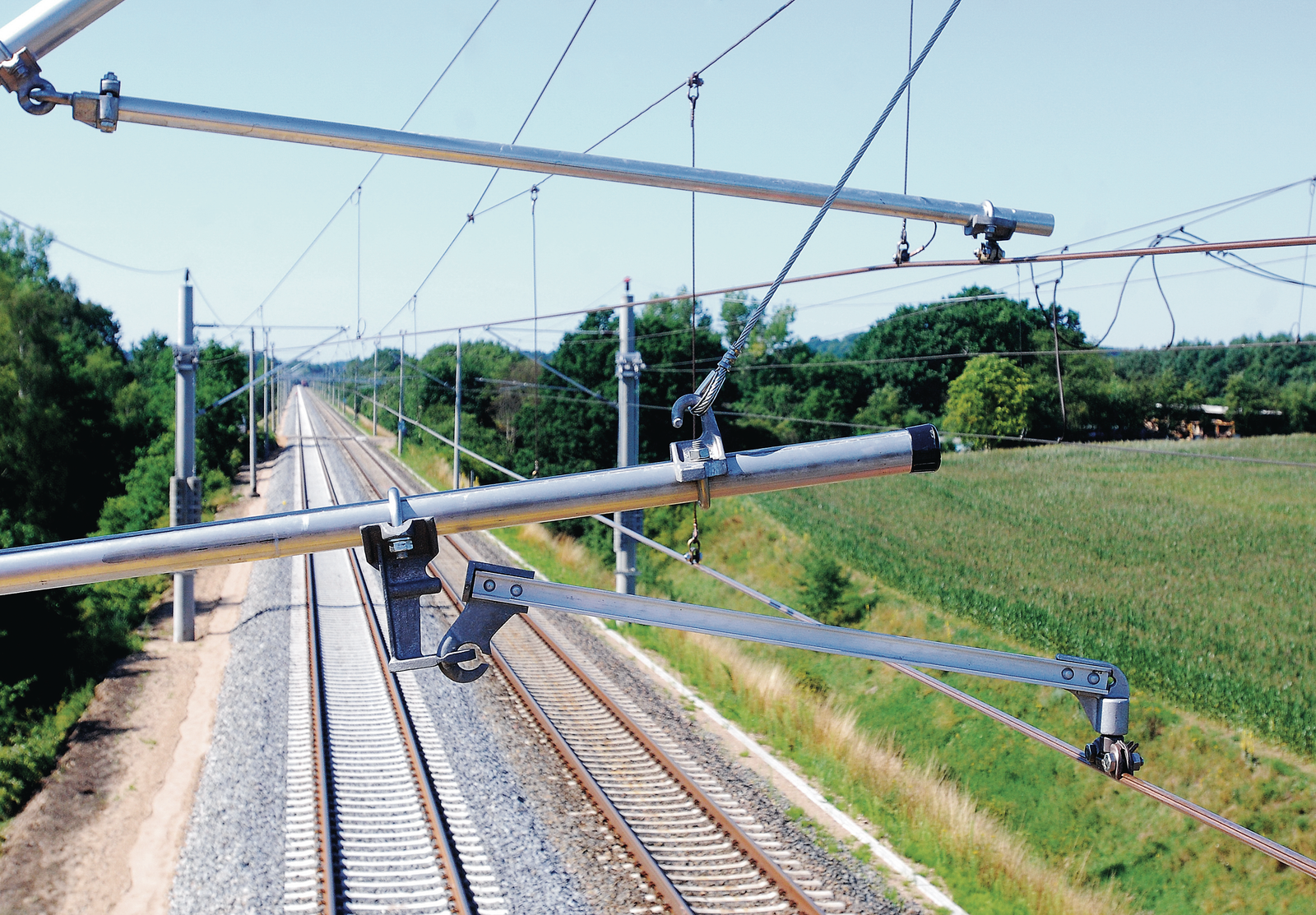 Detailaufnahme von der Fahrleitung einer Bahnstrecke.