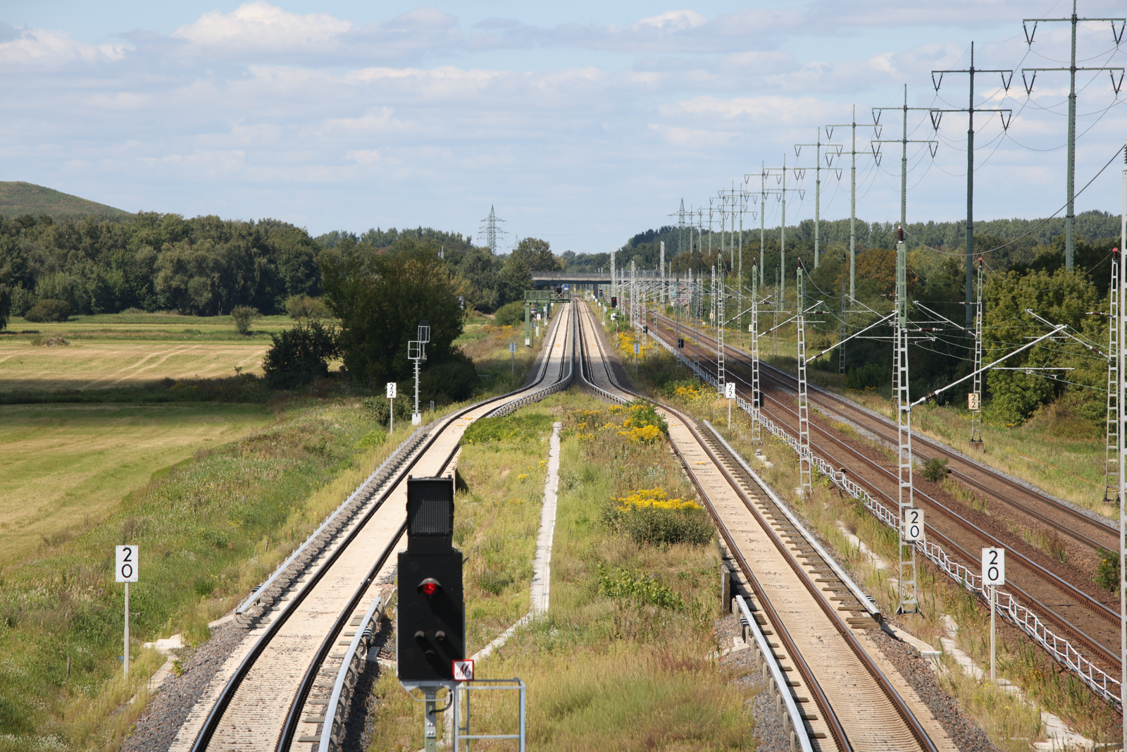 Luftaufnahme einer Bahnstrecke.