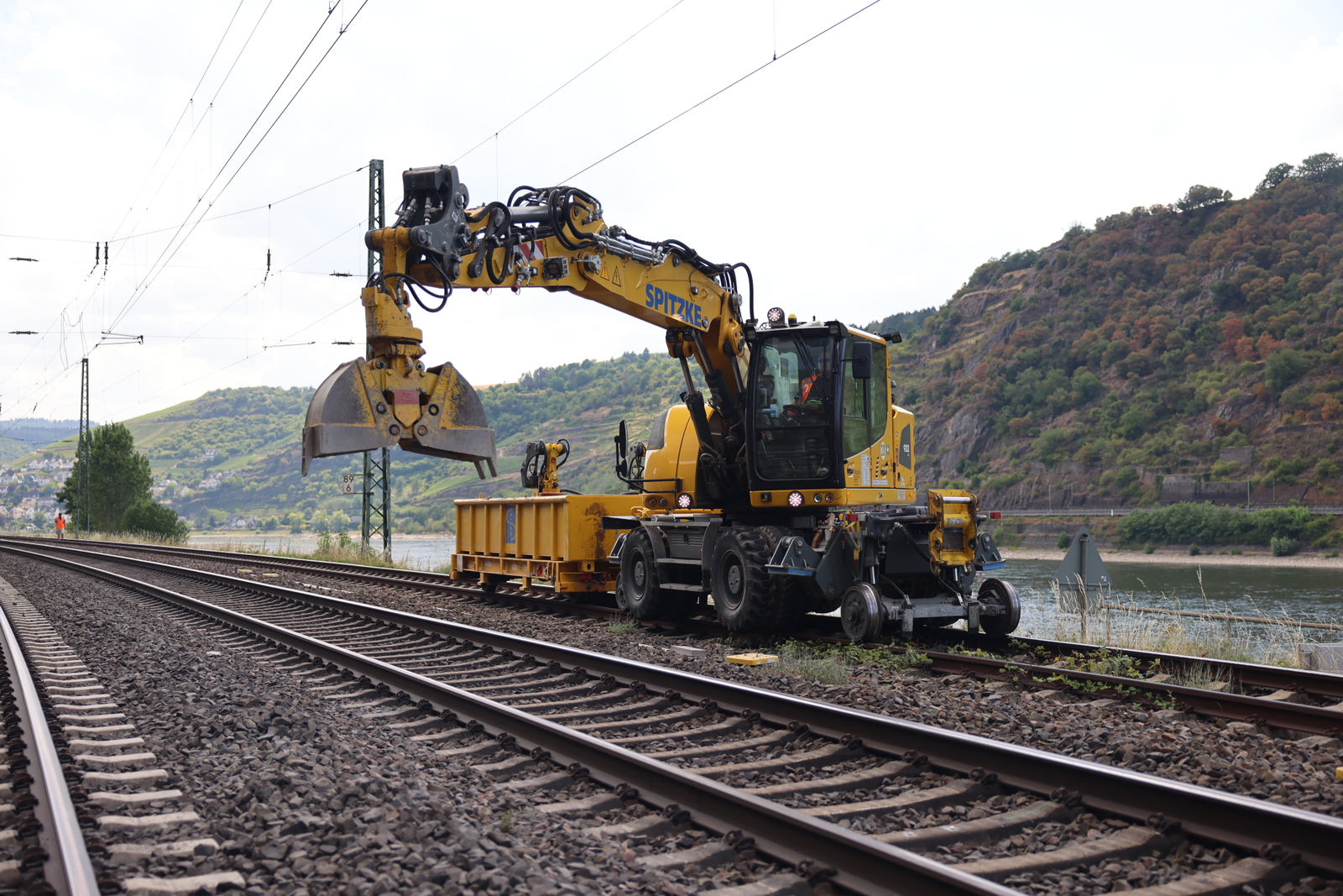 Zweiwegebagger am Rechten Rhein