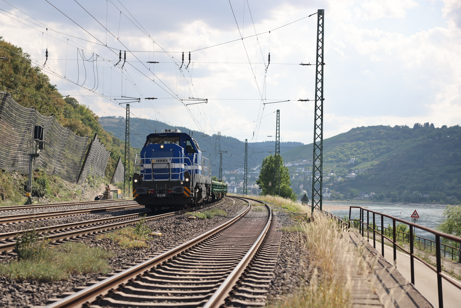 Eine Lok vom Typ DE18 auf der Bahnstrecke am Rechten Rhein.