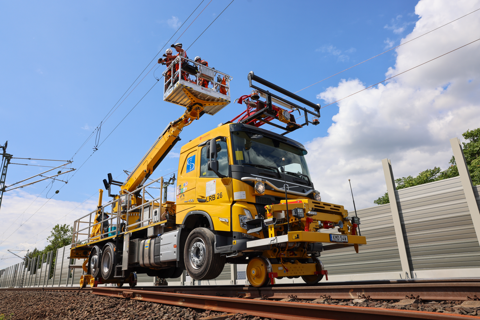 Ein Oberleitungsmontagefahrzeug auf dem Gleis.