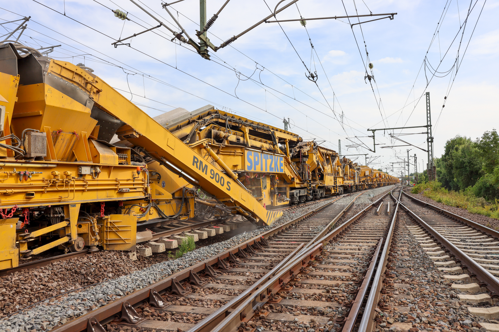 Die Bettungsreinigungsmaschine RM im Einsatz auf der Korridorsanierung Riedbahn.