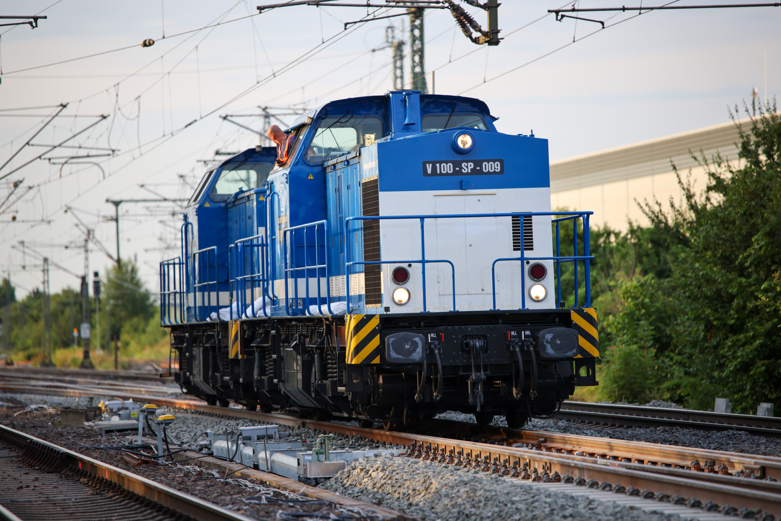 Die Diesellokomotive Baureihe V 100 auf dem Gleis.