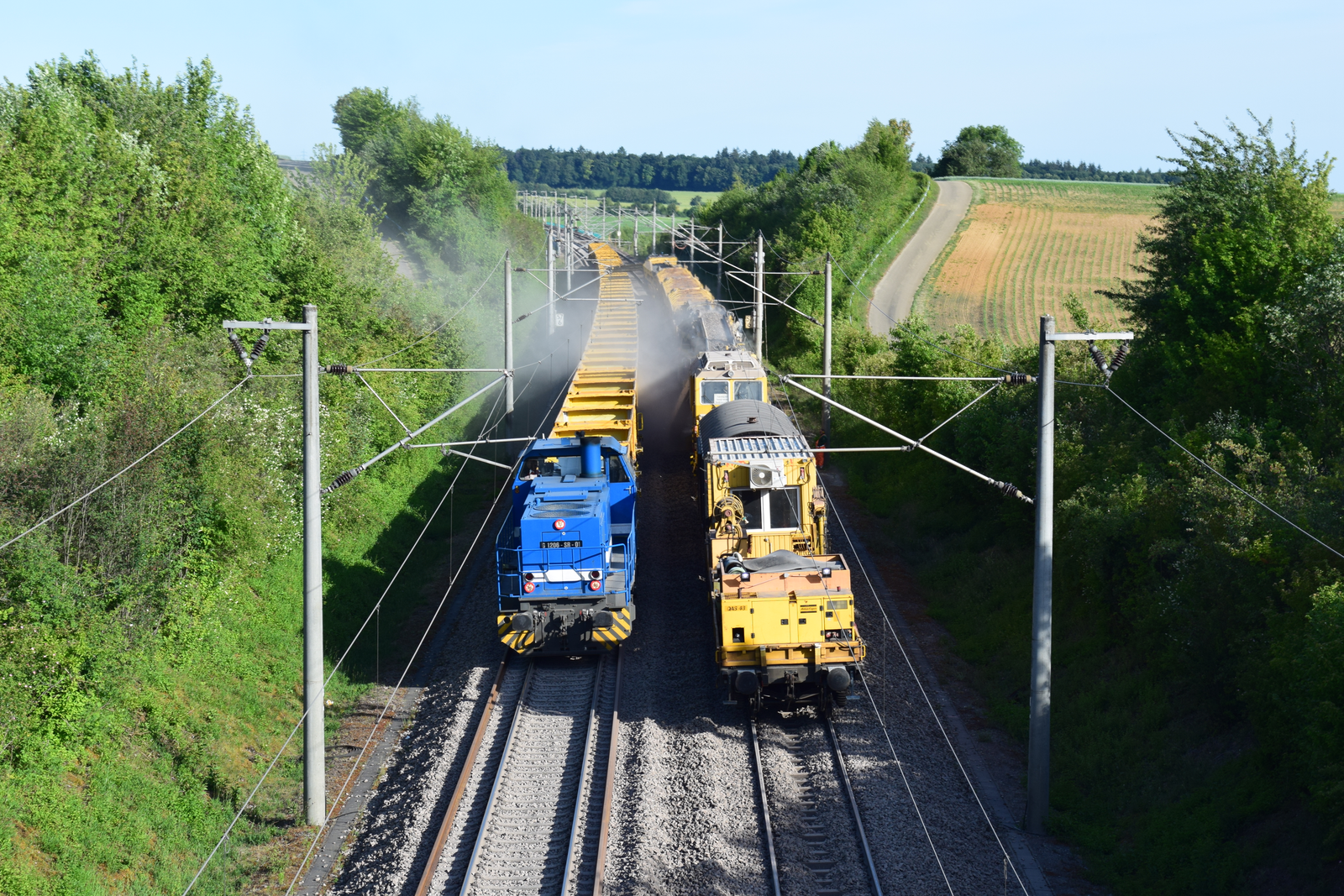 Bettungsreinigungsmaschine RM und Abraumzug vor der Talbruecke Bauerbach.