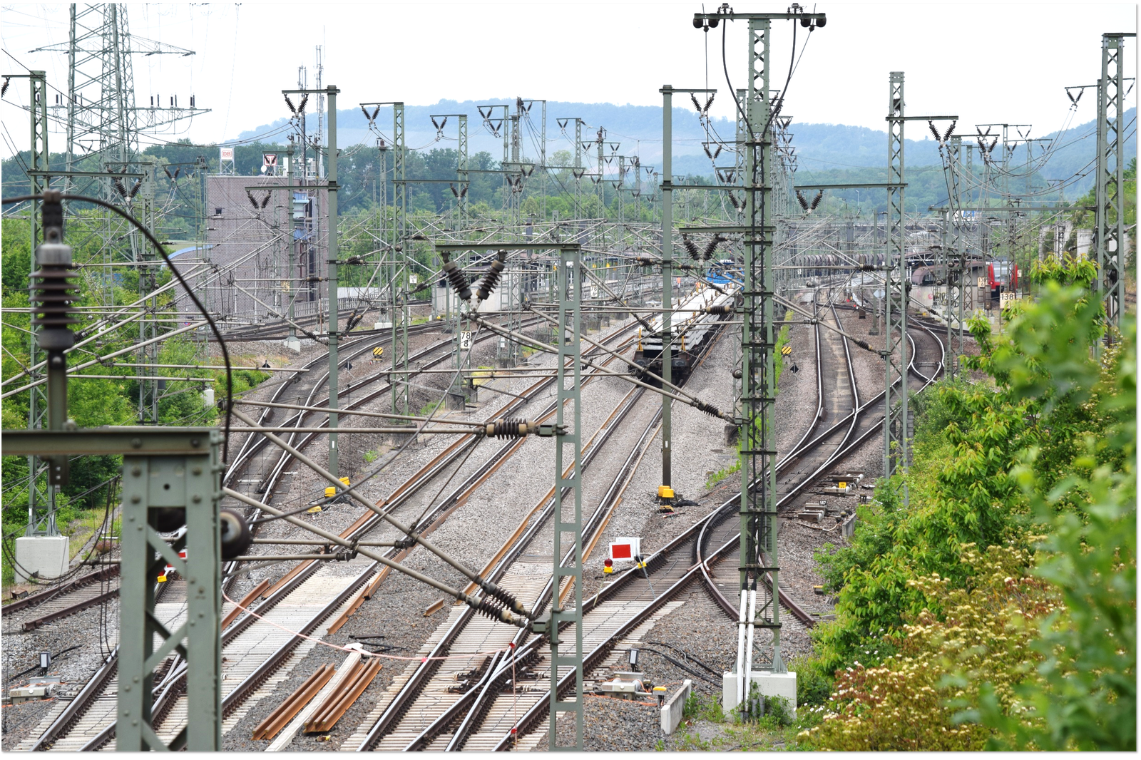 Luftaufnahme eines Güterbahnhofs.