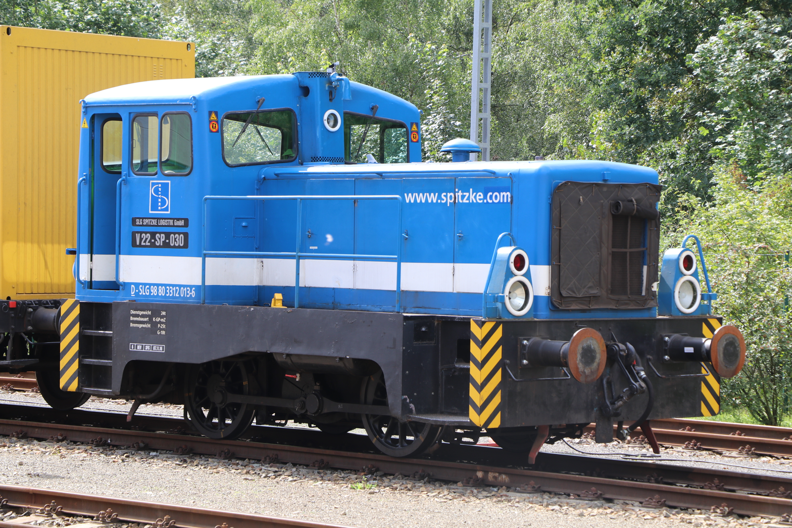 Eine Diesellokomotive der Baureihe V 22/312 im Einsatz.