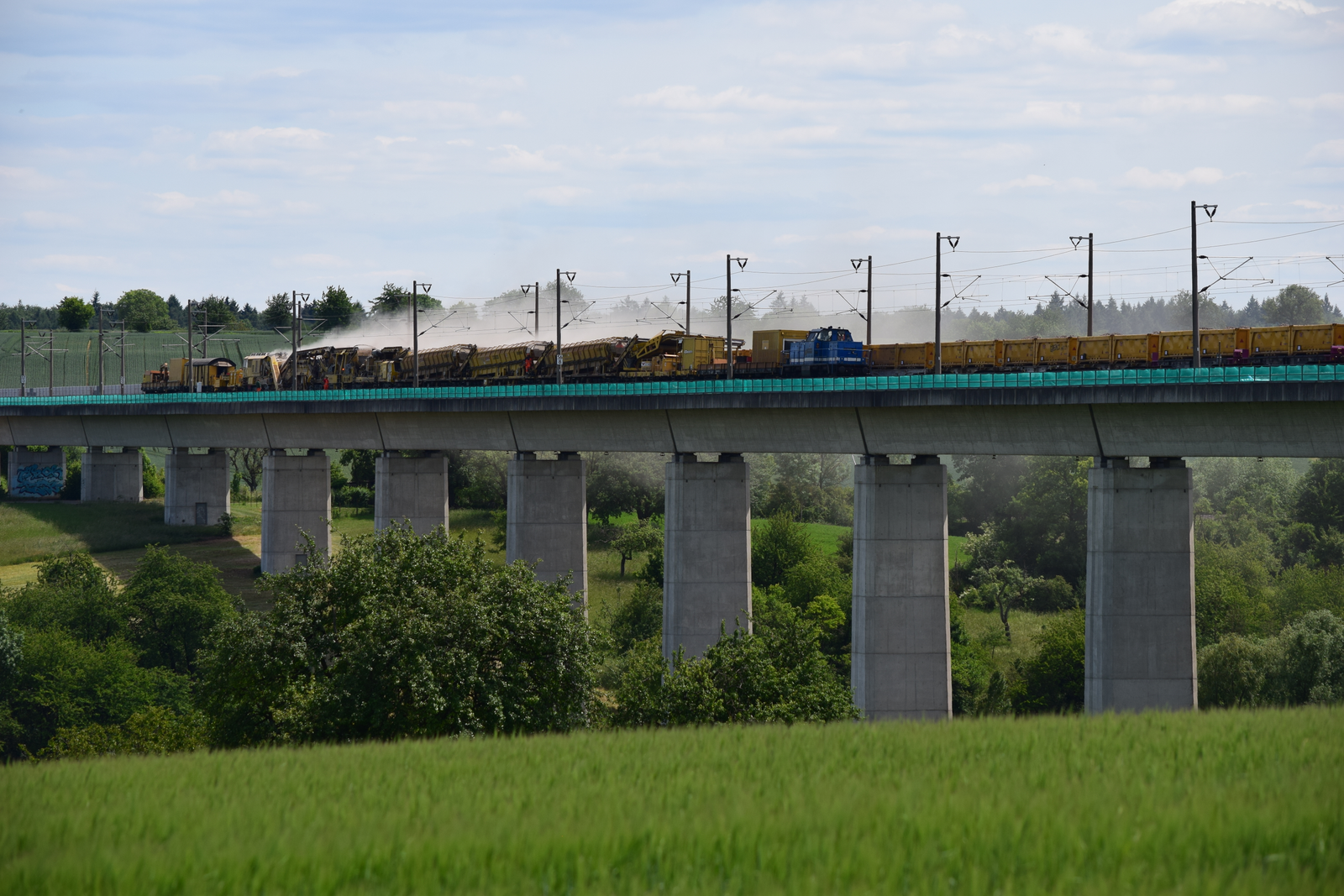 Schotterreinigungsmaschine auf der Talbrücke Bauerbach