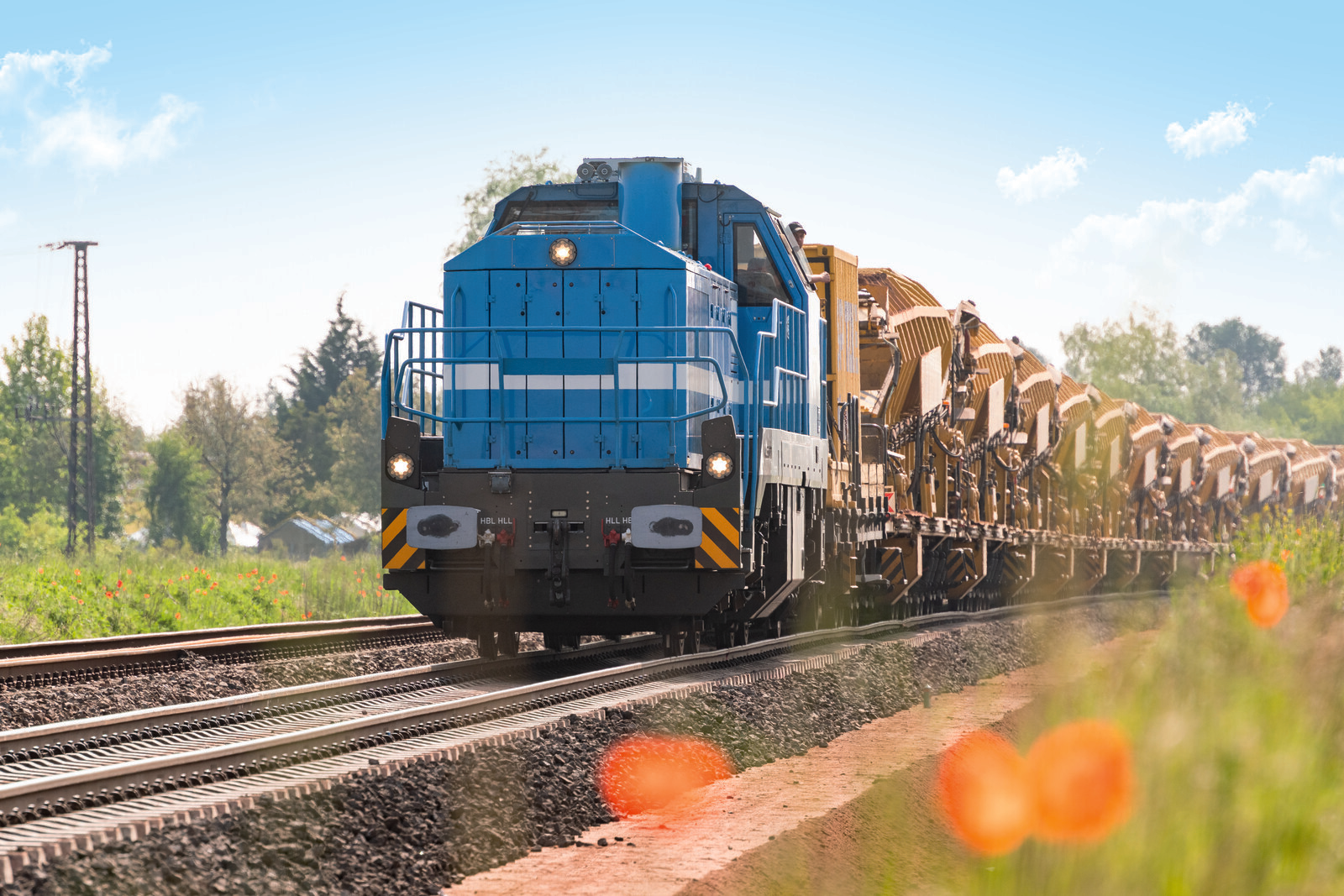 Eine Lok mit MFS-Wagen auf dem Gleis.