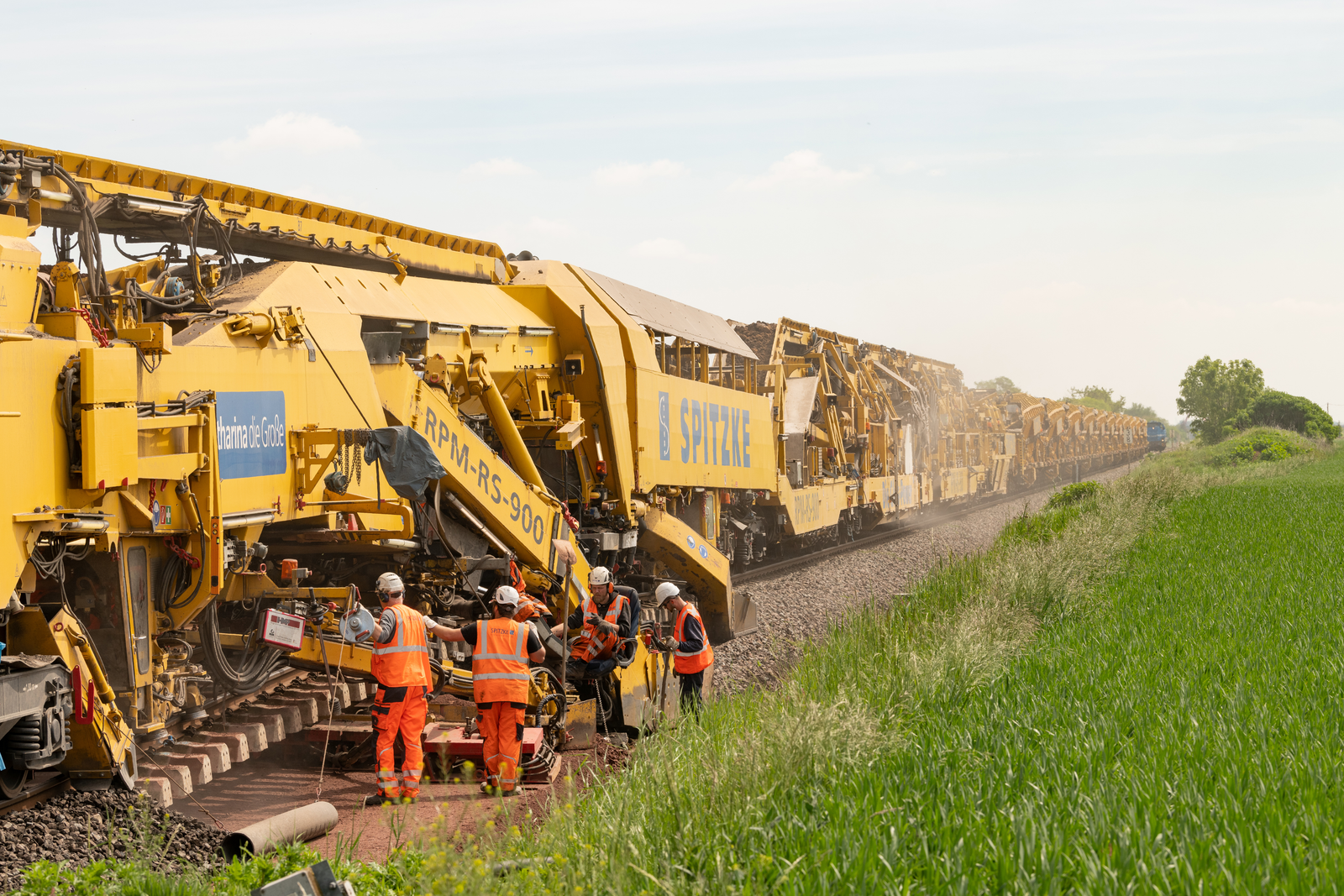 Mitarbeitende an der RPM-RS-900 "Katharina die Große" auf einem Bauvorhaben in Köthen.