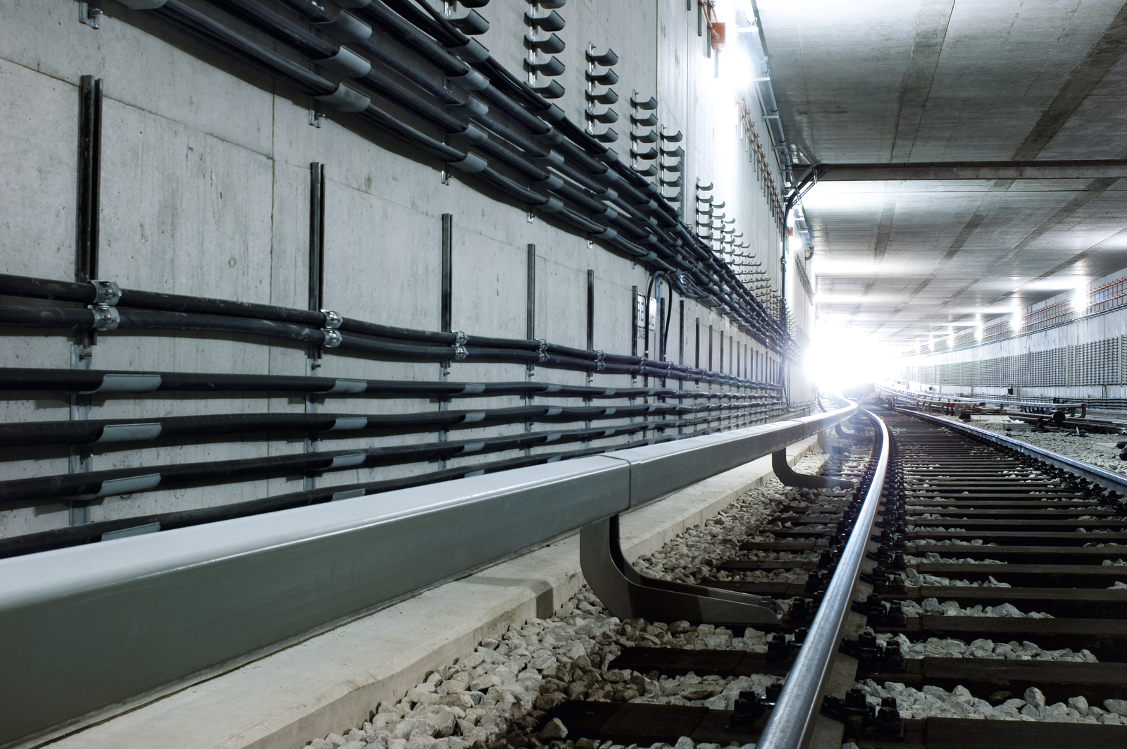 Stromschiene in einem U-Bahn-Tunnel.